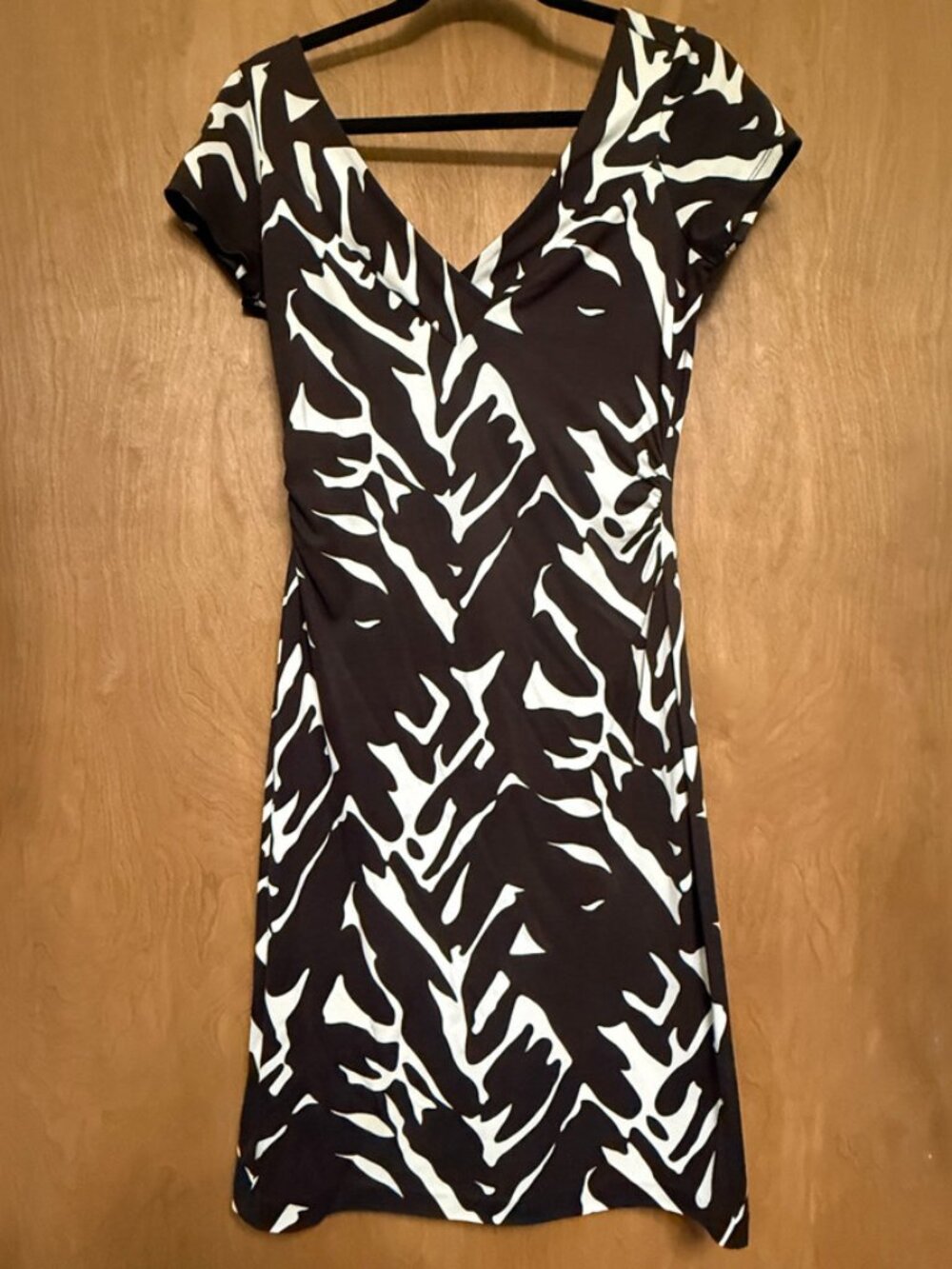Diane Von Furstenberg Brown and White Cap Sleeve Deep V Dress Size 6